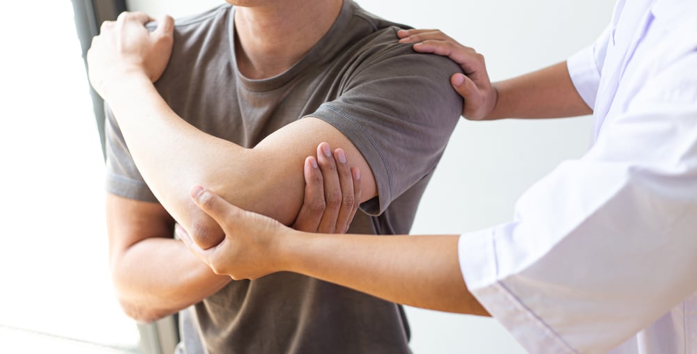 professional,therapists,are,stretching,muscles,,patients,with,abnormal,muscular,symptoms,
